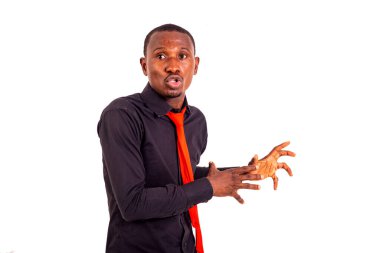 Genç bir iş adamının portresi ayakta duruyor ve ellerini hareket ettiriyor..