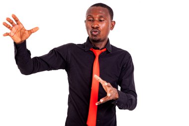 Ellerini hareket ettirirken konuşan genç bir hocanın portresi..