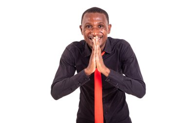 Kameraya gülümserken ellerini bir arada tutan yakışıklı bir iş adamının portresi..