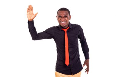 Yakışıklı, öfkeli bir iş adamının portresi. Elini kaldırıyor ve birine vurmaya çalışıyor..