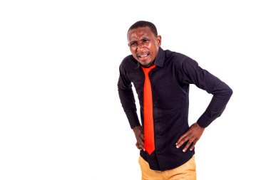 Şaşırmış genç bir iş adamının portresi. Her ikisi de kalçasında ve bir şeye bakıyor..