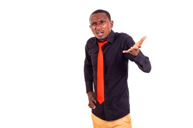 Beyaz arka planda dikilmiş elini sallayarak konuşan öfkeli genç bir iş adamının portresi..