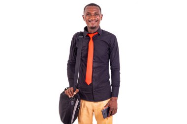 Omzunda bir çanta taşıyan yakışıklı genç bir işadamı ve gülümseyerek işe giden bir cep telefonu..