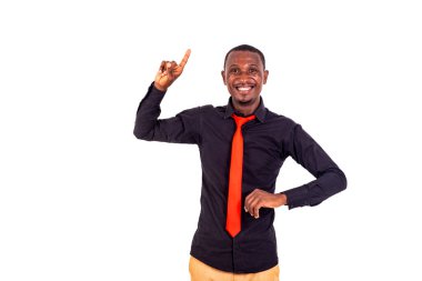 Yakışıklı bir iş adamının portresi gülümserken işaret ediyor..