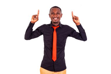 Yakışıklı bir iş adamının gülümseyerek parmaklarını gösteren portresi..