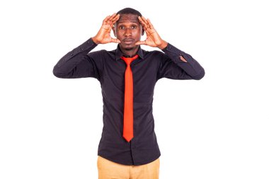 Kameraya bakarken ellerini yüzüne tutan yakışıklı bir iş adamının portresi..