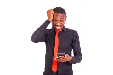 Şaşırmış genç bir iş adamının portresi. Elleri başının üstünde cep telefonu kullanıyor..