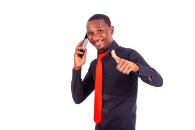 Cep telefonuyla konuşan ve gülümseyen genç bir iş adamının portresi..