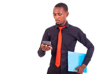 Elinde cep telefonu olan genç bir işadamının portresi..