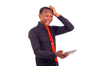 Gülümserken cep telefonu kullanan mutlu bir gencin portresi..