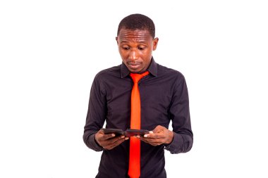 Beyaz arka planda duran yakışıklı bir gencin portresi..