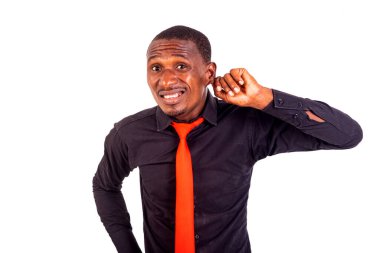 Yakışıklı, meraklı bir gencin portresi. Elleri kulağının dibinde gülümserken söylentiler dinliyor..