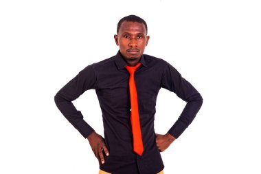 Ayakta duran ve iki elini de kalçasında tutan yakışıklı bir gencin portresi..