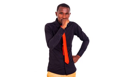 Genç, yakışıklı, şaşkın, ağzı kapalı bir adamın portresi..