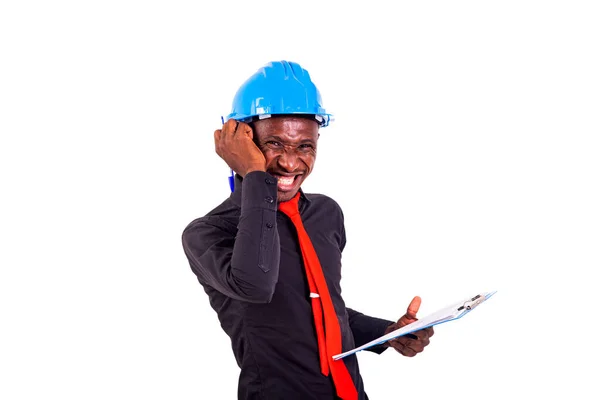Jovem Engenheiro Vestindo Capacete Segurança Azul Segurando Prancheta Enquanto Sorri — Fotografia de Stock