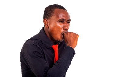 Yakışıklı, yorgun bir gencin portresi, eli ağzında esniyor..