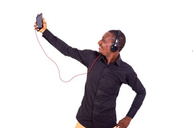 Beyaz bir arkaplanda dikilip gülümseyen bir video konuşması yapan bir öğrenci..