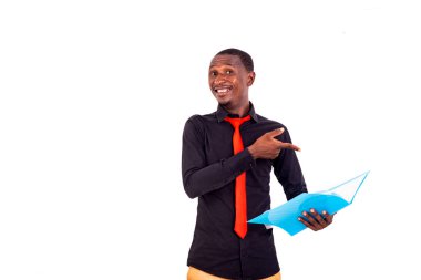 Yakışıklı genç bir işadamının portresi gülümserken bir klasörü işaret ediyor..