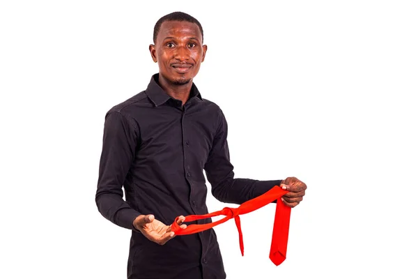 Όμορφος Νεαρός Επιχειρηματίας Στέκεται Και Δείχνει Δεμένα Κόκκινη Γραβάτα Ενώ — Φωτογραφία Αρχείου