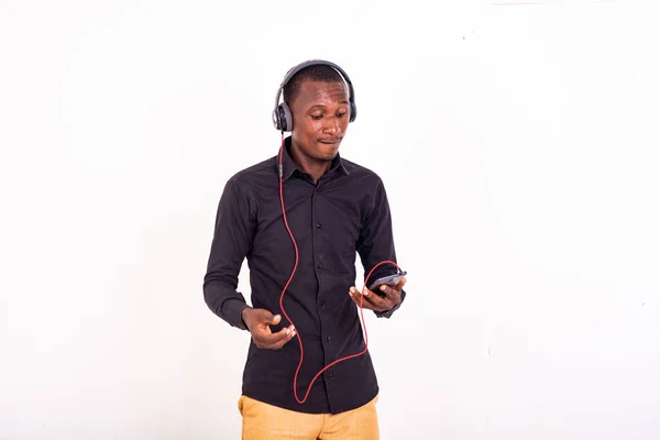 Μαθητής Πουκάμισο Που Στέκεται Λευκό Φόντο Ακούγοντας Μουσική Ακουστικά Και — Φωτογραφία Αρχείου