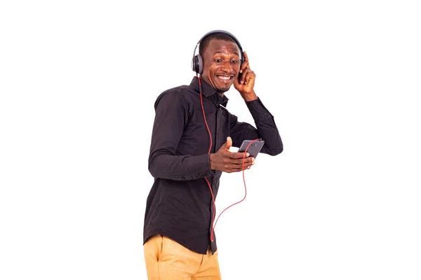 Student Košili Stojí Bílém Pozadí Poslouchá Hudbu Pomocí Sluchátek Mobilu — Stock fotografie