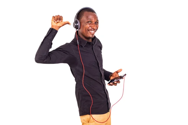 Ένας Μαθητής Πουκάμισο Που Στέκεται Λευκό Φόντο Ακούγοντας Μουσική Ακουστικά — Φωτογραφία Αρχείου