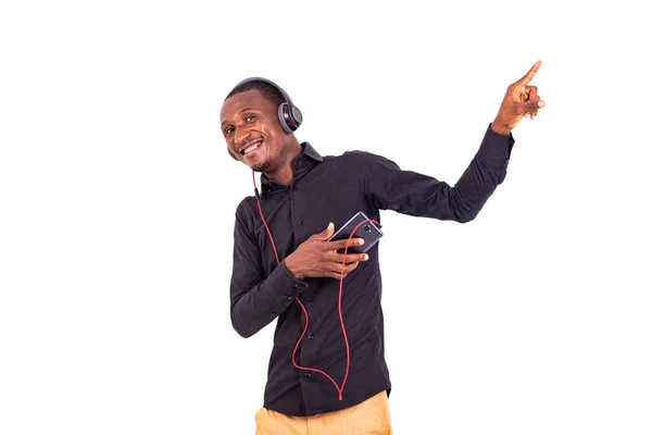 Ένας Μαθητής Πουκάμισο Στέκεται Λευκό Φόντο Ακούγοντας Μουσική Χρησιμοποιώντας Κινητό — Φωτογραφία Αρχείου