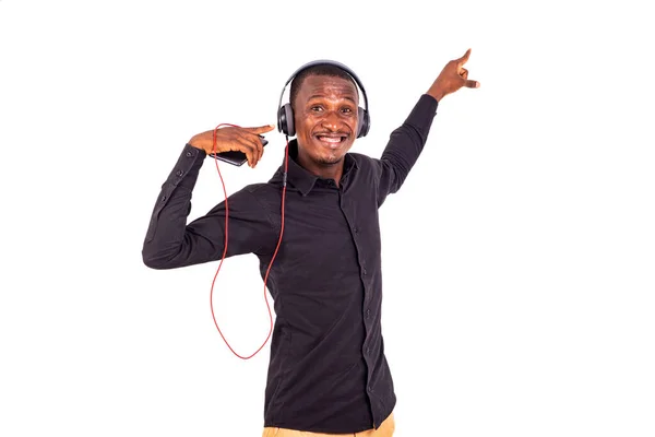 Студент Сорочці Стоїть Білому Фоні Слухаючи Музику Допомогою Навушників Мобільних — стокове фото