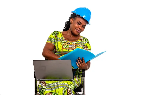 Beautiful Young Female Engineer Wearing Safety Helmet Sitting Chair Reading — Foto Stock