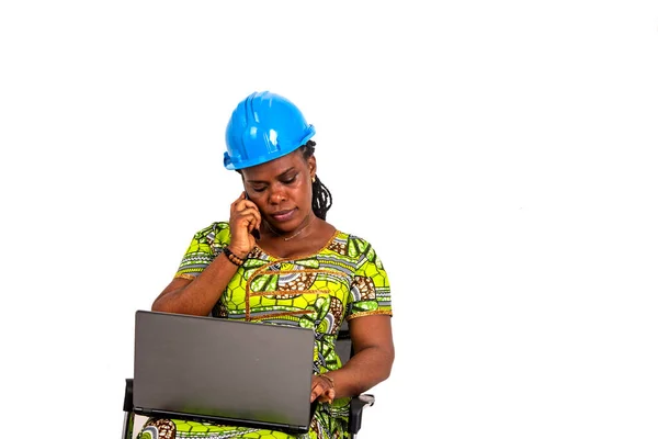 Mooie Jonge Vrouwelijke Ingenieur Dragen Veiligheidshelm Zittend Stoel Met Laptop — Stockfoto