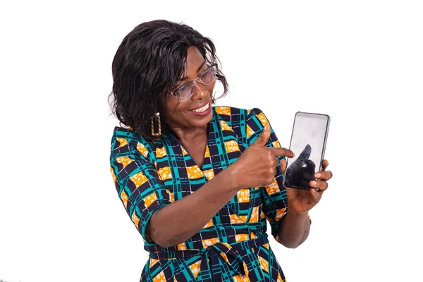 Портрет Красивой Взрослой Женщины Оптических Очках Указывающей Пальцем Экран Мобильного — стоковое фото