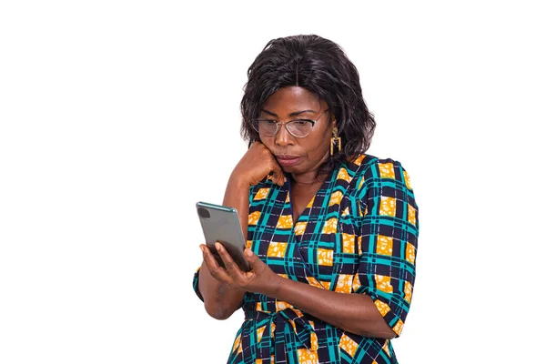 Портрет Красивой Спокойной Взрослой Женщины Оптических Очках Помощью Мобильного Телефона — стоковое фото