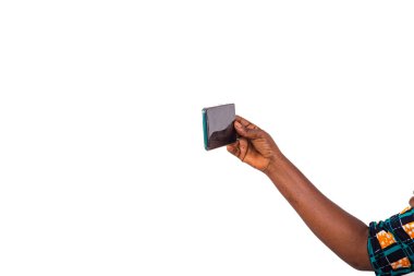 Cep telefonu tutan bilinmeyen kişinin kırpılmış görüntüsü.