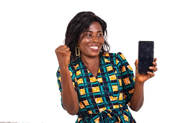 Счастливая Взрослая Женщина Держит Мобильный Телефон Делает Победный Жест Рукой — стоковое фото