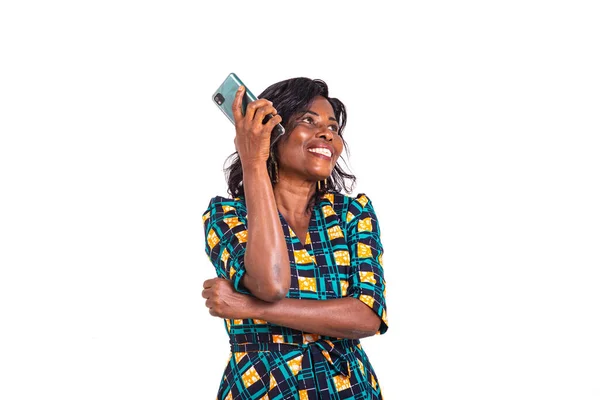 Mulher Adulta Feliz Fundo Branco Com Telefone Celular Enquanto Sorri — Fotografia de Stock