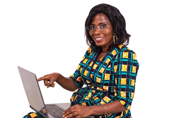 Güzel Yetişkin Bir Kadını Gülümserken Dizüstü Bilgisayarı Işaret Ediyor — Stok fotoğraf