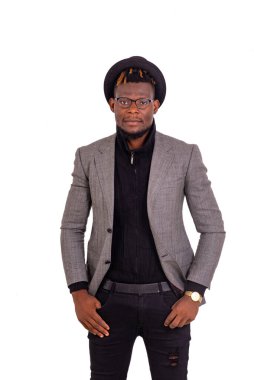 Kameraya bakan yakışıklı, iyi giyimli genç bir iş adamının portresi..