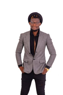 Kameraya bakan yakışıklı, iyi giyimli genç bir iş adamının portresi..