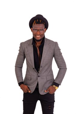 Yakışıklı, iyi giyimli genç bir iş adamının portresi. İki elini de cebinde tutarken gülümsüyor..