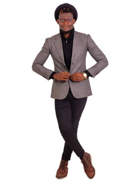 Yakışıklı bir iş adamının gülümseyerek ceketinin düğmelerini ilikleyen portresi..