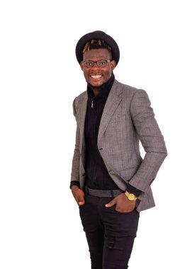 Yakışıklı, iyi giyimli genç bir iş adamının portresi. İki elini de cebinde tutarken gülümsüyor..