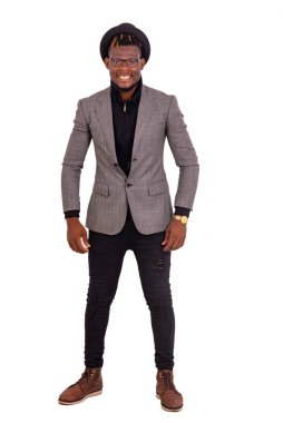 Kameraya gülümseyen yakışıklı, iyi giyimli genç bir iş adamının portresi..