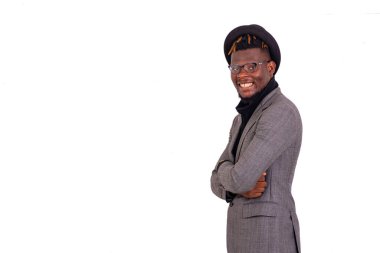 Yakışıklı, iyi giyimli genç bir iş adamının portresi. Kameraya bakıp gülümserken kollarını kavuşturuyor..