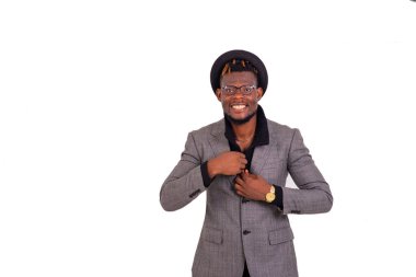 Yakışıklı bir iş adamının portresi. İyi giyimli ve kıyafetlerini düzeltiyor..