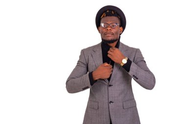 Yakışıklı bir iş adamının portresi. İyi giyimli ve kıyafetlerini düzeltiyor..