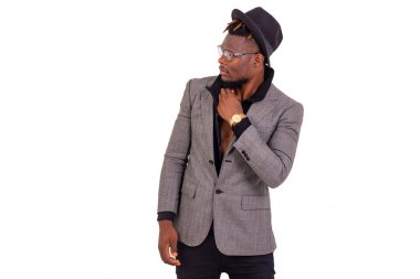 Yakışıklı genç bir iş adamının portresi. Siyah şapkalı, şık bir takım elbise giyiyor ve yan bakıyor..