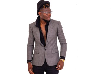 Zarif bir takım elbise ve siyah şapka giyen yakışıklı bir iş adamının portresi..