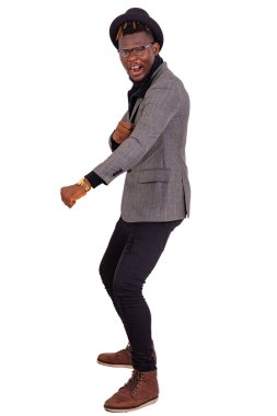 Zarif bir takım giyen ve yumruklarını sıkan yakışıklı bir iş adamının portresi..