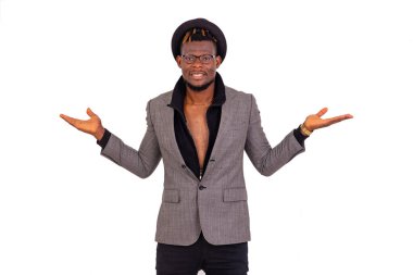 Zarif bir takım elbise giyen yakışıklı bir iş adamının portresi ve avuçlarında boş alanlar tutarken gülümsüyor..