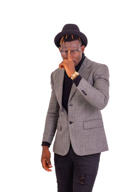 Zarif bir takım elbise giyen ve optik gözlüklerinin üzerinde parmağını tutan yakışıklı bir iş adamının portresi..